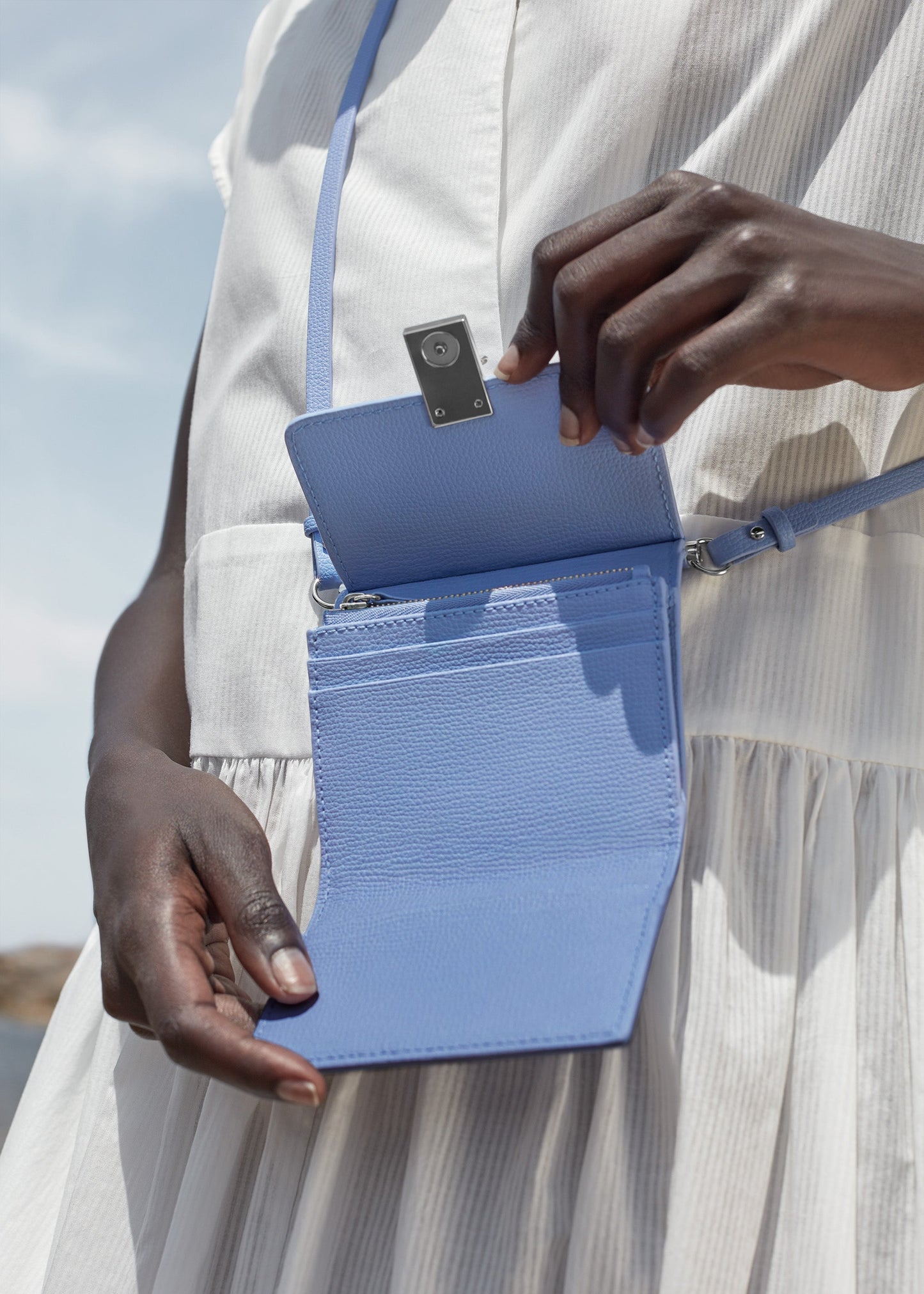 Crossbody Portemonnaie Numéro Sept – Lavender Genarbtes Leder
