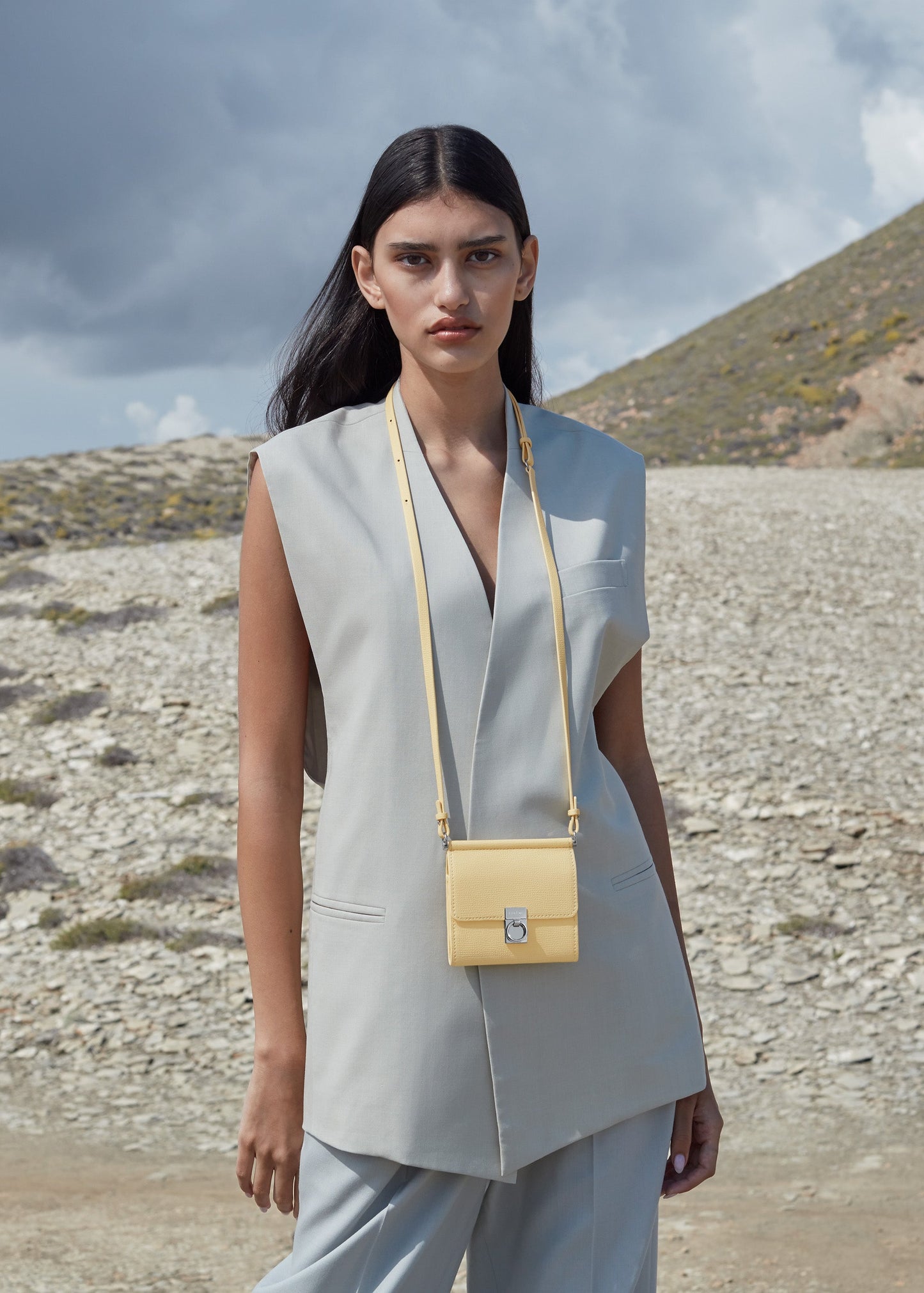 Crossbody Portemonnaie Numéro Sept - Gelb Genarbtes Leder